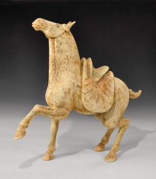 Скульптура гарцующей лошади